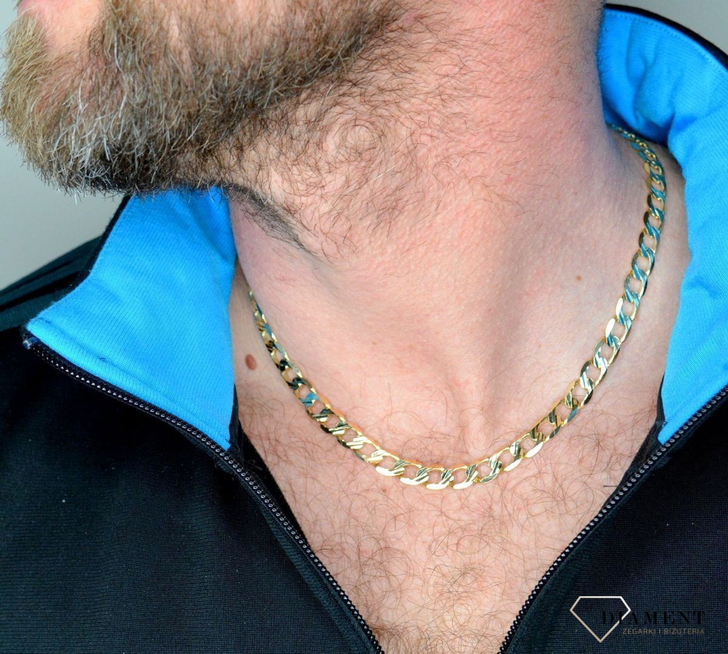 Złoty łańcuszek 585 pancerka 8 mm DIA-LAN-7859PAVE-585 8mm. Klasyczny i uniwersalny łańcuszek o splocie pancerki, wykonany z żółtego złota próby 585 o wadze około 34,33 gram. Łańcuszki to uniwersalne dodatki, które sprawdzają (1).jpg